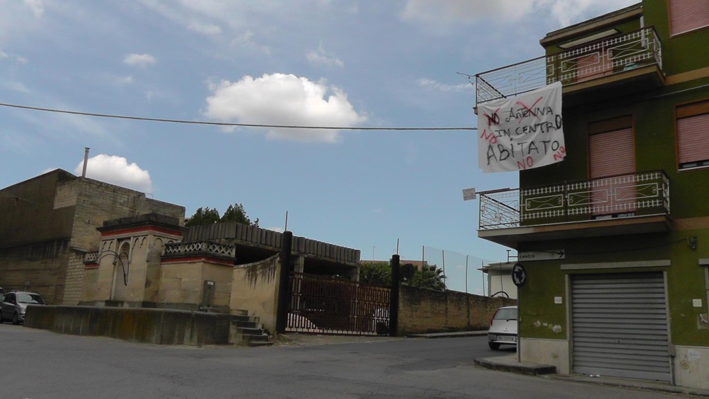 Alcuni striscioni di protesta in Via Vittorio Veneto