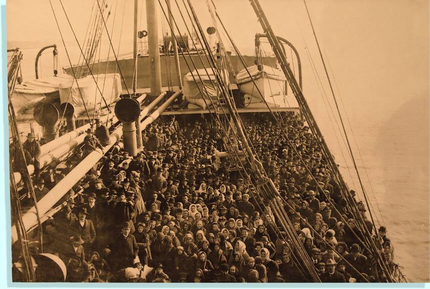 Emigranti siciliani in una nave che, probabilmente, li porta in America