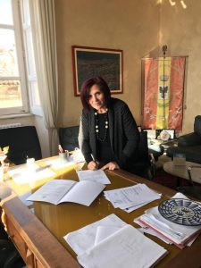 L'assessore Natascia Palermo mentre firma il suo incarico