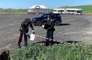 una foto che ritrae i carabinieri mentre sequestrano la zona