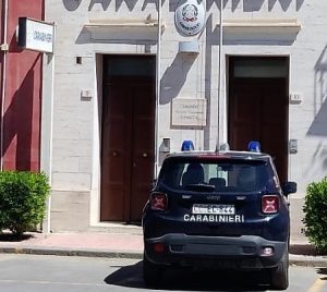 Un mezzo dei carabinieri parcheggiato di fronte la caserma dei carabinieri di Ramacca