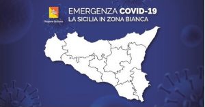 Immagine della Sicilia tutta bianca su uno sfondo blu e scritta " emergenza covid-19 la Sicilia in zona bianca"