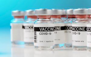 Immagine di tante boccette di vetro del vaccino anticovid-19