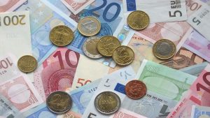 Banconote e monete in euro sparse
