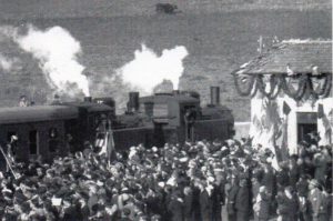 La locomotiva a vapore in arrivo nella stazione di Caltagirone il 31 ottobe 1892
