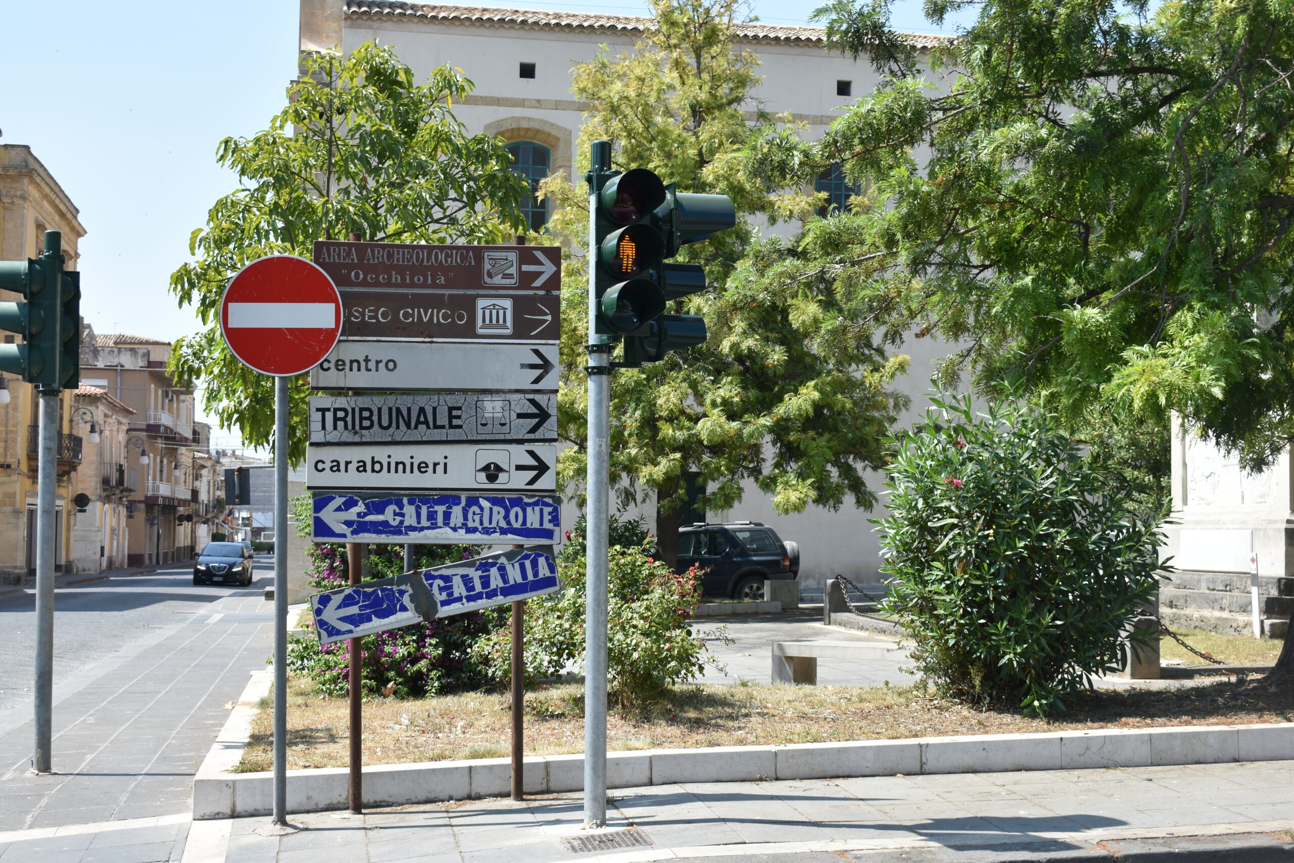 Segnaletica stradala in rovina, piazza Dante grammichele